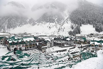 Cold Wave and Dense Fog Paralyse Large Parts of India; Snowfall Intensifies in J&K