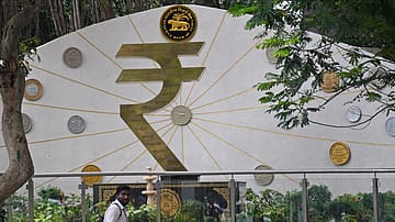 India Services PMI Hits Two-Month High as RBI Seen Holding Rates Steady