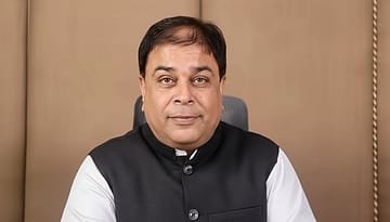 Who Is Abdul Majeed? Inside Hamdard Laboratories and the Living 'Kahani' of Unani Practice 