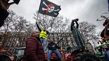 Tractors Roll Into Madrid as Spanish Farmers Protest EU–Mercosur Deal