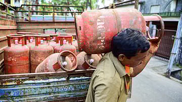 Domestic LPG Cylinder Price Rises to Rs 913 in Delhi, Public Voices Concern Over Rising Costs