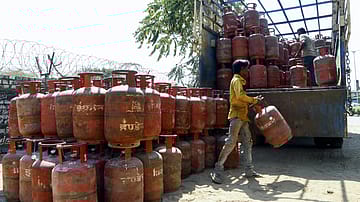 LPG Shortage Hits Restaurants in Bhopal and Hyderabad as Businesses Turn to Alternatives