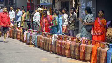 LPG Shortage Hits Rishikesh Ahead of Char Dham Yatra, Hotels Turn to Coal and Wood