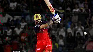 Record Night for Virat Kohli, Nightmare for DC in RCB’s Crushing Victory 