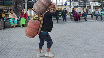 Commercial LPG Prices Skyrocket by ₹993, Delhi Rate Crosses ₹3,000 Mark