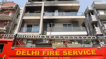 Nine Dead as Fire Engulfs Four-Storey Building in Shahdara; Delhi CM Expresses Grief