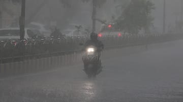 Delhi-NCR on Alert: IMD Warns of Thunderstorms, Rain and 50 kmph Winds in Next 2 Hours
