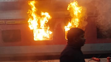 Watch | Fire Breaks Out In Jaipur Express at Nampally Railway Station In Hyderabad