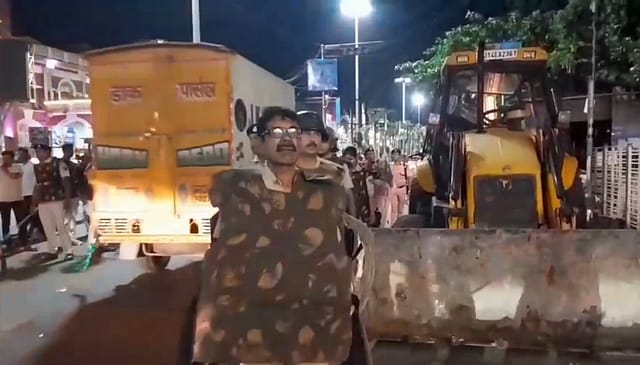 Watch | Bulldozers Roll Near Howrah Station as Bengal Govt Targets Illegal Encroachments