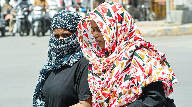 Heatwave Alert: Ignoring These Early Signs In Extreme Heat Could Cost You Your Life Heatwave Alert: Ignoring These Early Signs In Extreme Heat Could Cost You Your Life