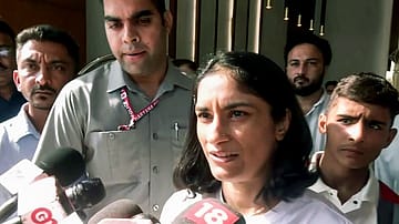 Delhi High Court Flags ‘Unfair Treatment’ of Vinesh Phogat, Pulls Up WFI in Eligibility Row