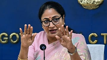 Delhi CM Rekha Gupta Flags Off Uber Ride-Sharing Push to Save Fuel, Curb Pollution