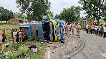 Watch | Six killed As Bus Overturns On Agra-Lucknow Expressway in UP’s Unnao