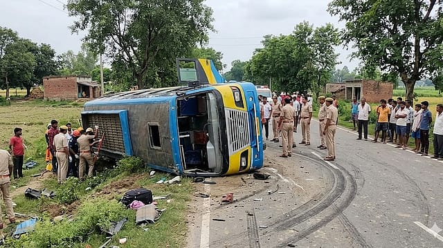 Watch | Six killed As Bus Overturns On Agra-Lucknow Expressway in UP’s Unnao Watch | Six killed As Bus Overturns On Agra-Lucknow Expressway in UP’s Unnao
