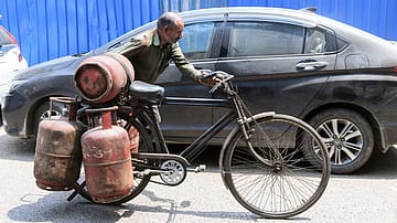 Cooking Gas Cost Rises Again: Households Feel the Pinch Across India