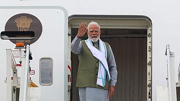 Modi Revives a “Matador” Connection in Slovakia, Promotes India’s AI in France
