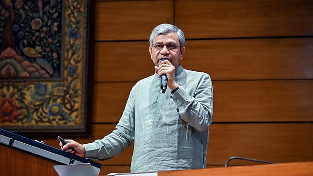 Ashwini Vaishnaw Slams TMC Amid MPs Revolt, Says ‘Heavy Resentment’ in Bengal Ashwini Vaishnaw Slams TMC Amid MPs Revolt, Says ‘Heavy Resentment’ in Bengal