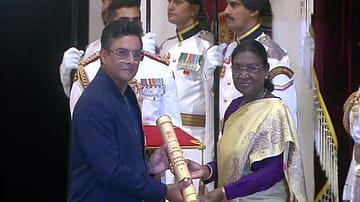 Watch | R Madhavan Receives Padma Shri From President Droupadi Murmu at Rashtrapati Bhavan
