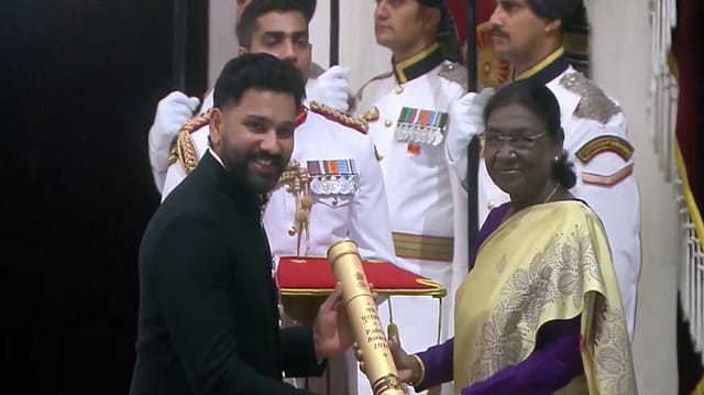 Watch | Rohit Sharma Honoured with Padma Shri at Rashtrapati Bhavan Ceremony Watch | Rohit Sharma Honoured with Padma Shri at Rashtrapati Bhavan Ceremony