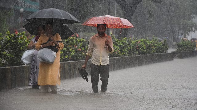 IMD Issues Red Alert as Mumbai Drenched by 300 mm Rain; Building Collapse Reported IMD Issues Red Alert as Mumbai Drenched by 300 mm Rain; Building Collapse Reported