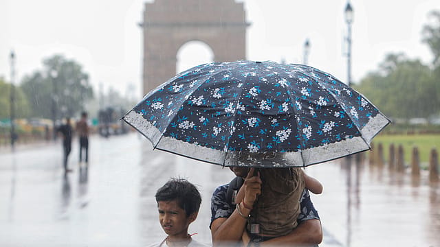 Delhi-NCR Sees Sudden Weather Shift as Thunderstorms, Rain Lash City Delhi-NCR Sees Sudden Weather Shift as Thunderstorms, Rain Lash City