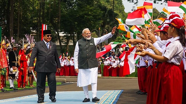 PM Modi’s Indonesia Visit Yields Big Deals: India to Develop Indonesian EVMs, Supply Astra Missiles