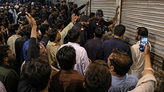 Pakistan Police Seal Over 100 Hyderabad Shops In Overnight Crackdown, Traders Launch Protest Pakistan Police Seal Over 100 Hyderabad Shops In Overnight Crackdown, Traders Launch Protest