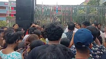 West Bengal: Class 1 Student Allegedly Molested by Restroom Attendant, Protests Erupt Outside School