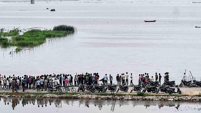 Why Are Cremations Moving to Rooftops in Varanasi? The Rising Ganga Is Rewriting Life Along the Ghats