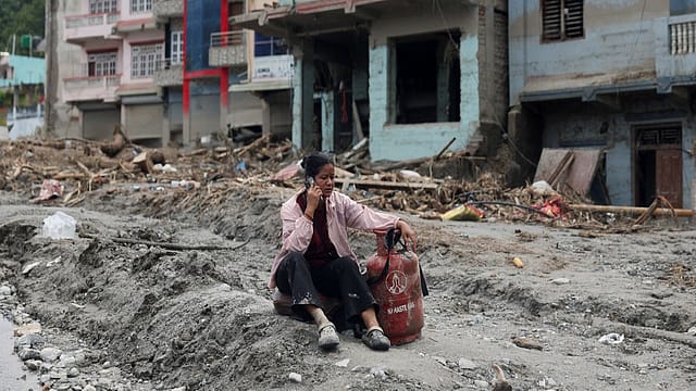 Nepal flood horror deepens: 1,000 dead, nearly 4,000 missing as rescuers race into flooded tunnels