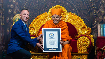 Guinness World Records adjudicator Carl Saville presents Mahant Swami Maharaj with the certificate recognising the Pramukh Swami Maharaj biography as the world’s longest by a single author