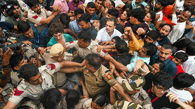 More FIRs Against Rahul, Priyanka Gandhi as Delhi Police Book Protesters Over Alleged Assault