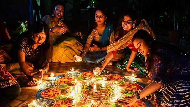 India’s Festive Shoppers Are Spending More, But Are They Saving More? India’s Festive Shoppers Are Spending More, But Are They Saving More?