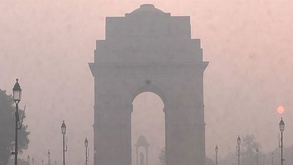 Delhi’s Air Stays ‘Moderate’ at AQI 168, but Toxic Foam Returns to the Yamuna 