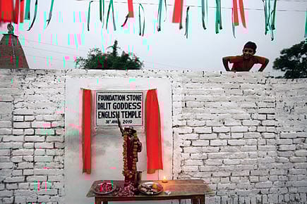 Jai Angrezi Devi Maiyya Ki Jai Angrezi Devi Maiyya Ki