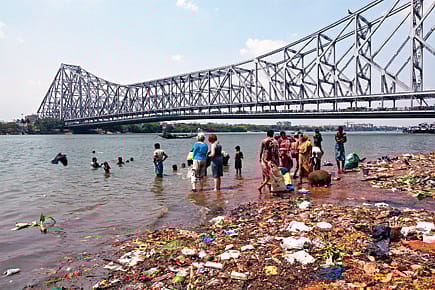 Weakening the Howrah Bridge by Spitting