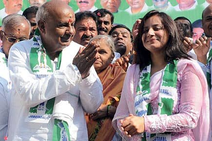 Film Dacoit Queen gets Political Lesson