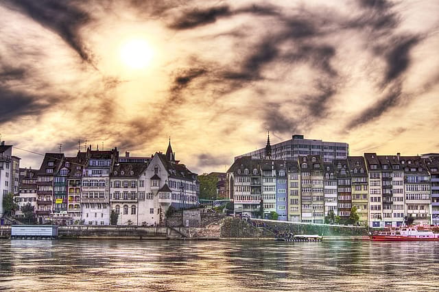 How to Warp Time and Space in a Minute