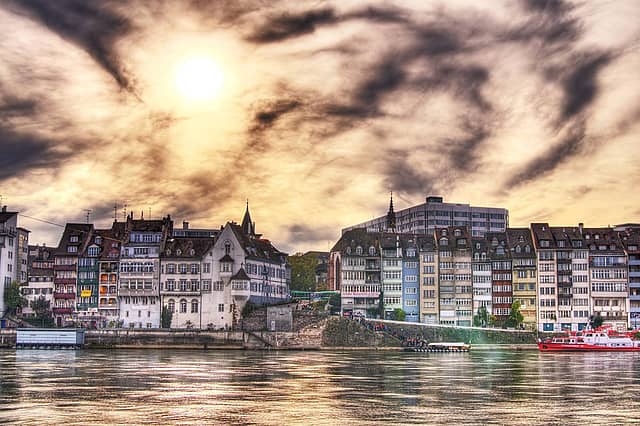 How to Warp Time and Space in a Minute