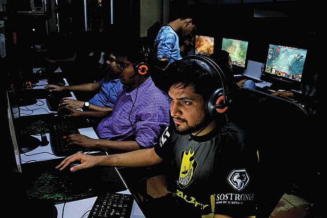 Online Gamers: Play, Boys