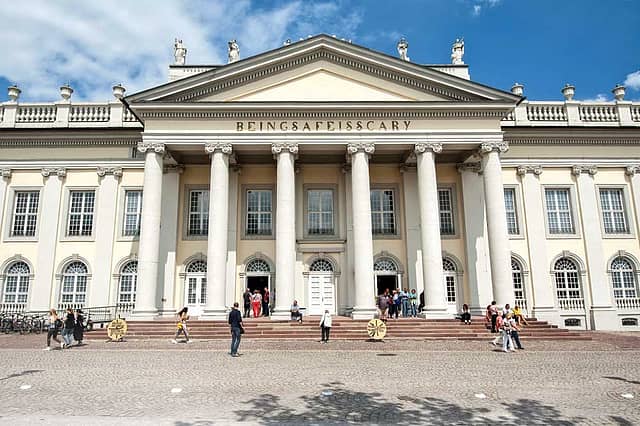 Decolonising the Curator