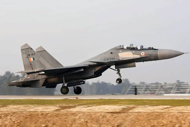 Indian Airforce figher jet taking off from the Purvanchal Expressway