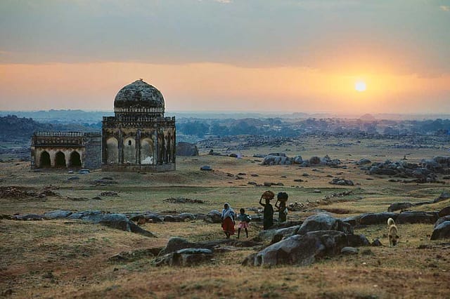 The Soft and Hard City