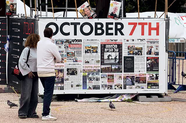 A Nation Between War and Memory