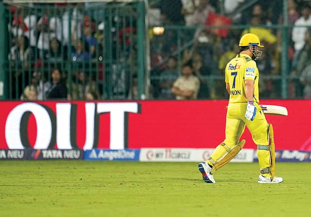 Dhoni runs out of inspiration as CSK sinks