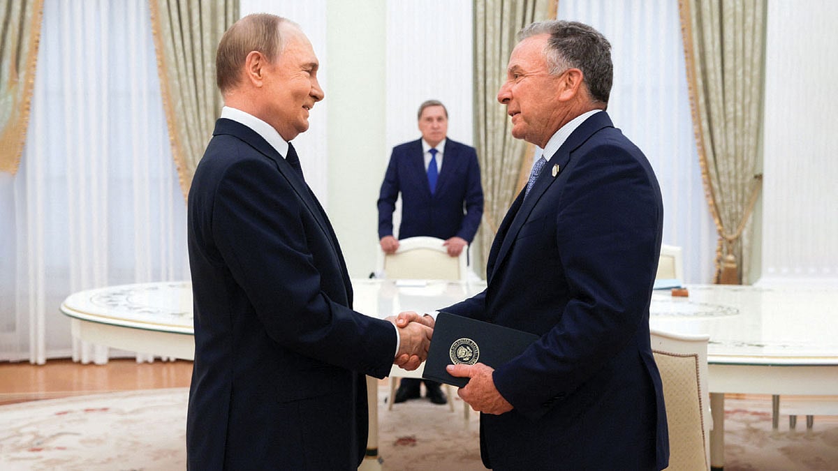 US Envoy Witkoff Meets Putin in Saint Petersburg as Zelenskyy Urges ...